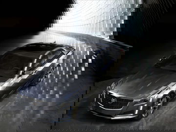 Vista angular de un Cadillac CTS destacando su diseño elegante y moderno.
