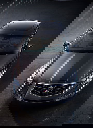 Perspectiva frontal del Cadillac CTS que muestra su parrilla distintiva y faros agresivos.