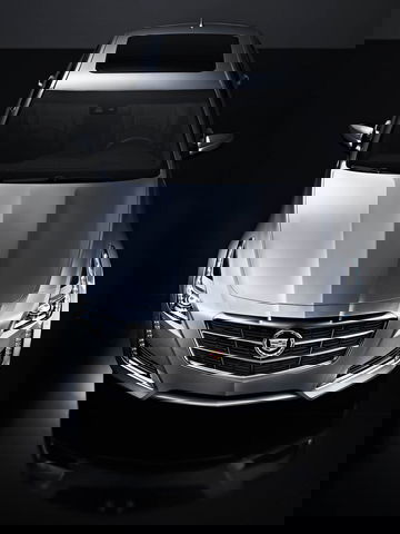 Vista frontal del Cadillac CTS destacando su distintiva parrilla.