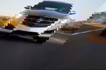 Cadillac CTS captado en movimiento, perspectiva frontal dinámica.