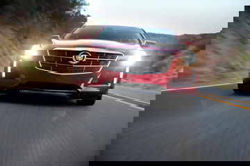 Vista frontal del Cadillac CTS en marcha destacando su parrilla distintiva