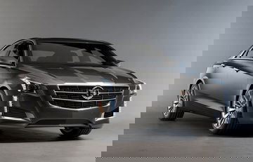 Vista angular del Cadillac CTS destacando su diseño elegante y robusto.