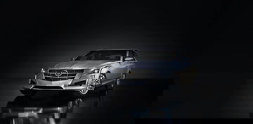 Imponente ángulo del Cadillac CTS, mostrando su elegante línea lateral y frontal.