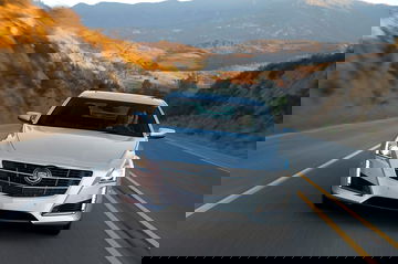 Vista frontal del Cadillac CTS en movimiento, destacando su imponente parrilla.