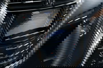 Imagen de la consola central del Cadillac CTS con sistema de navegación y controles.