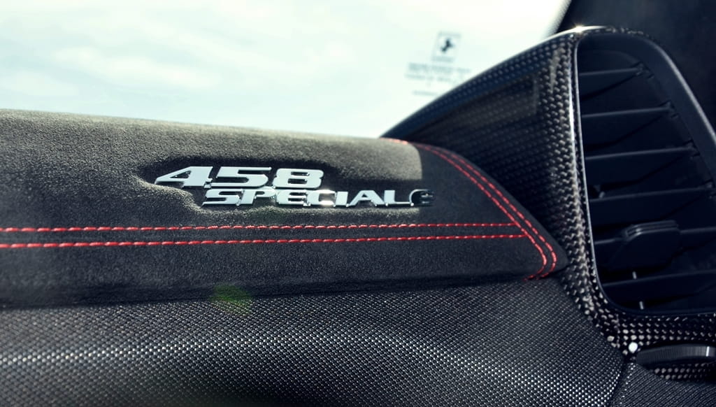 Bordado distintivo del modelo 458 Speciale en el asiento.