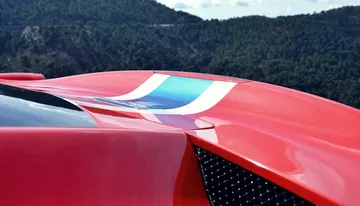 Vista en detalle del frontal del Ferrari 458 Italia, enfocado en diseño aerodinámico.