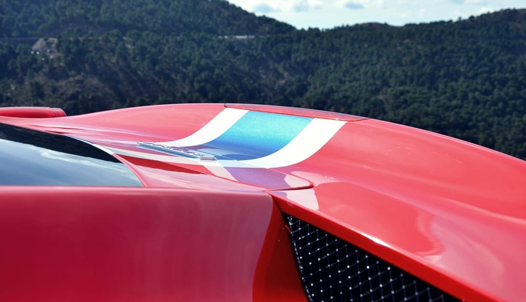 Vista en detalle del frontal del Ferrari 458 Italia, enfocado en diseño aerodinámico.