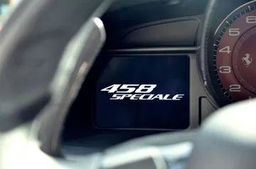 Vista parcial del cuadro de instrumentos del Ferrari 458 Speciale.