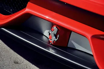 Detalle emblemático del Cavallino Rampante en el Ferrari 458 Italia.