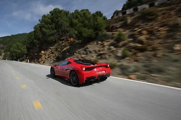 Vista dinámica del Ferrari 458 Italia rodando en carretera