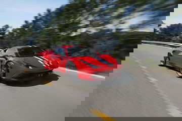 Ferrari 458 Italia en movimiento mostrando su perfil dinámico