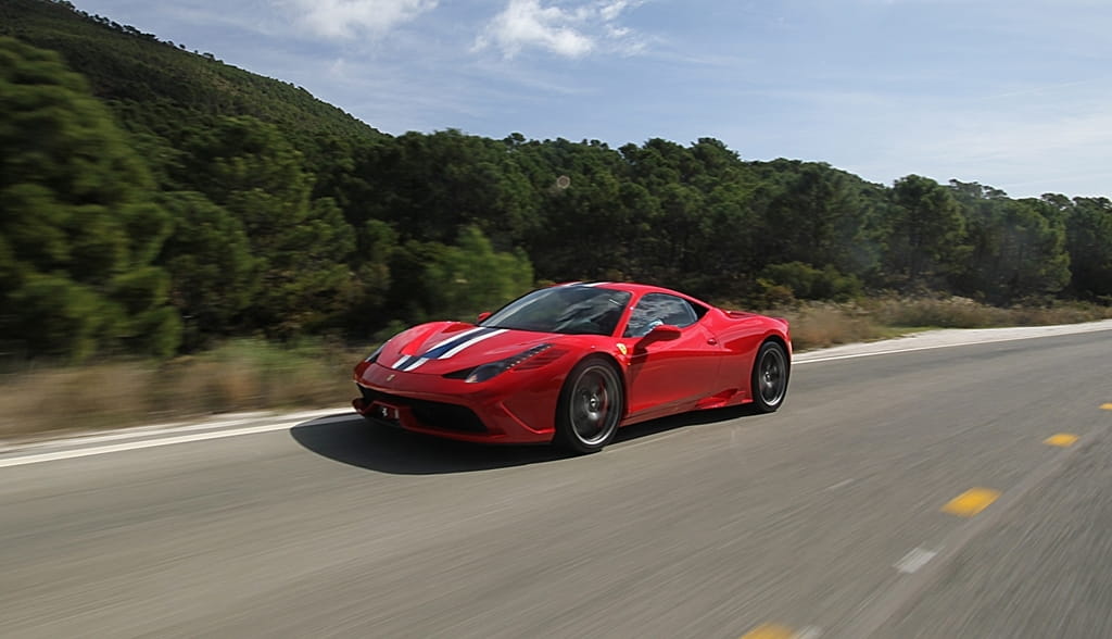 Vista dinámica del Ferrari 458 Italia en carretera abierta.