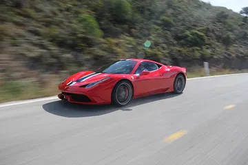El Ferrari 458 Italia captado en movimiento, mostrando su perfil dinámico.