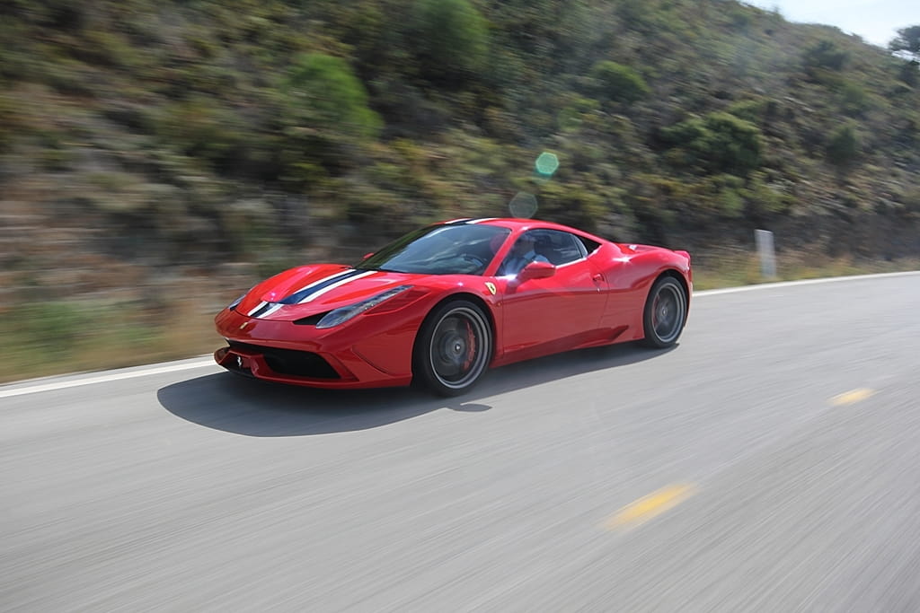El Ferrari 458 Italia captado en movimiento, mostrando su perfil dinámico.