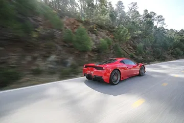 Ferrari 458 Italia en movimiento, vista lateral.
