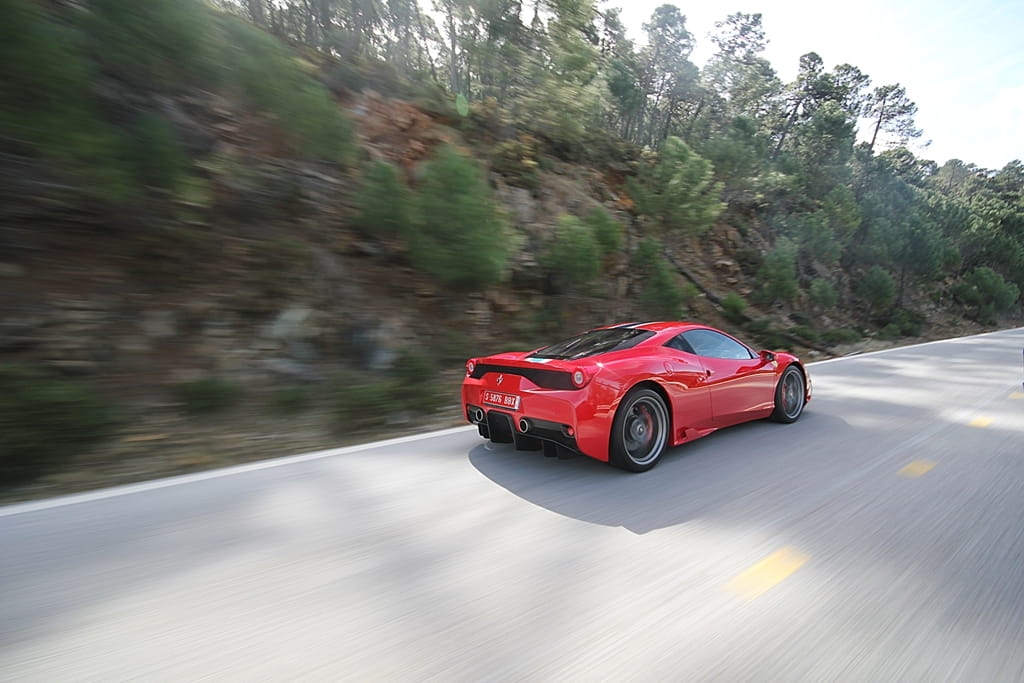 Ferrari 458 Italia en movimiento, vista lateral.