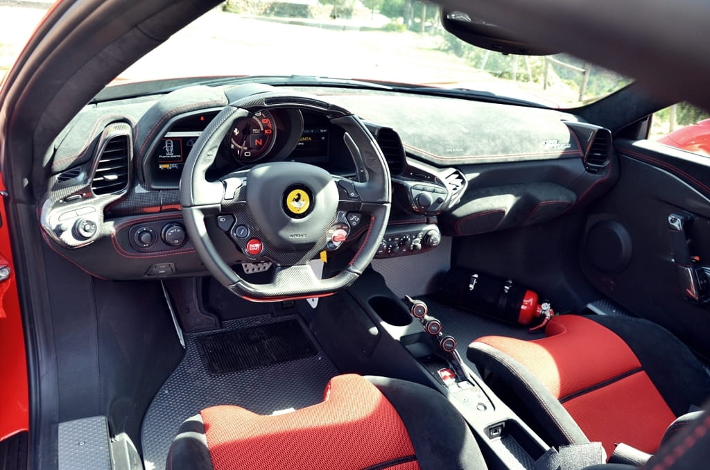 Ferrari 458 Italia exhibiendo su diseño lateral sobre fondo montañoso.