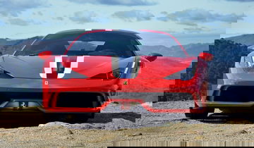 Vista frontal del Ferrari 458 Italia con fondo de montañas.