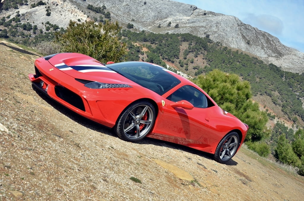 Vista lateral del Ferrari 458 Italia mostrando su elegante diseño.