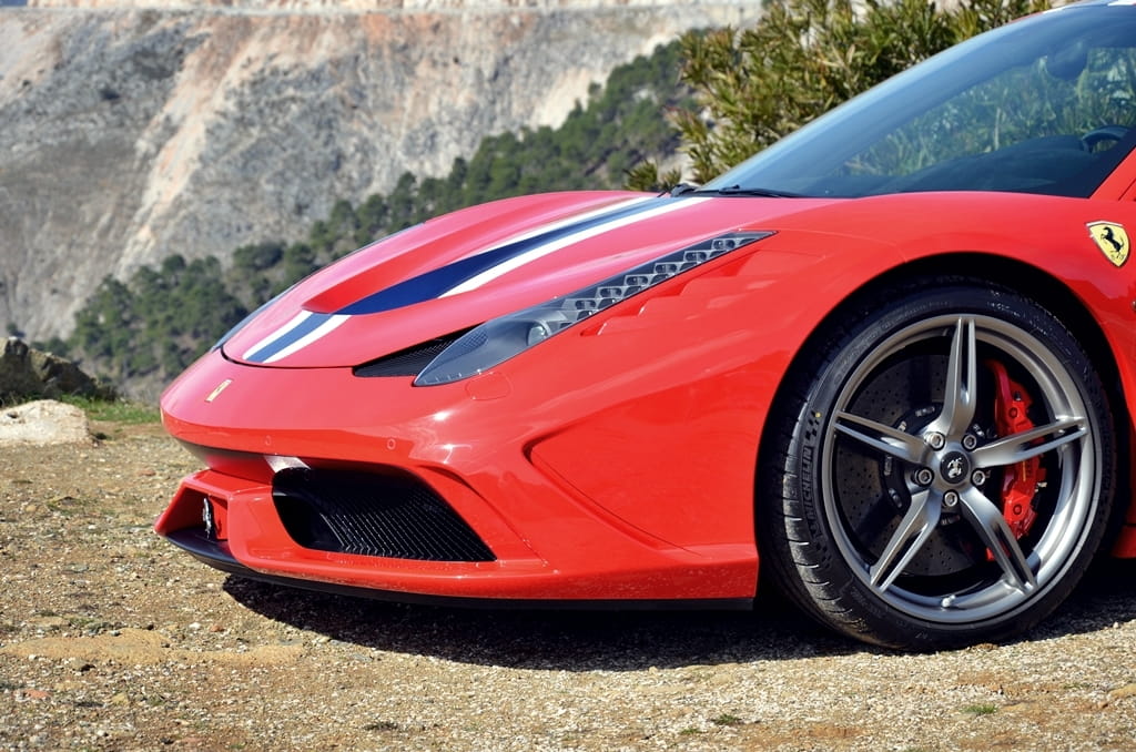 Vista lateral delantera del Ferrari 458 Italia, destacando su dinámica silueta.