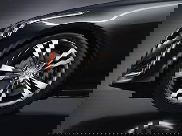 Llanta de aleación con el icónico emblema de Cadillac CTS.