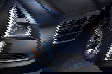 Primer plano del faro del Cadillac CTS, resaltando su diseño angular.