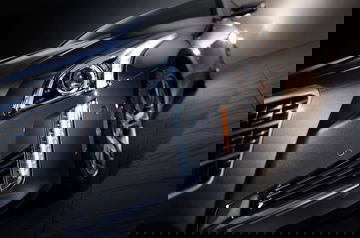 Toma dinámica de la parte delantera y lateral del Cadillac CTS, resaltando su diseño elegante.