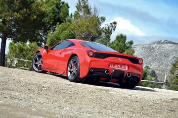 Vista lateral muestra la elegancia aerodinámica del 458 Italia.