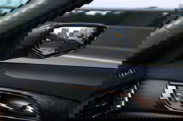 Imagen del retrovisor lateral del Cadillac CTS, enfocando la visión trasera.