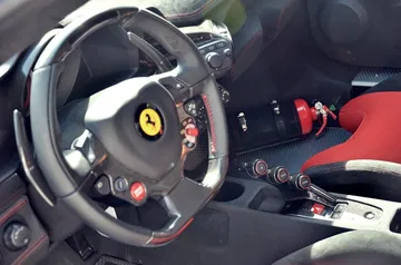 Volante deportivo con emblema del cavallino rampante.