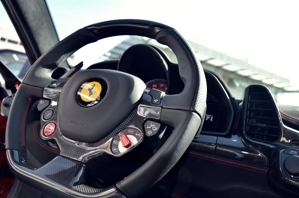 Visión del elegante volante con el emblema del cavallino rampante.