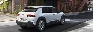 Vista dinámica del Citroën C4 Cactus destacando su diseño único.