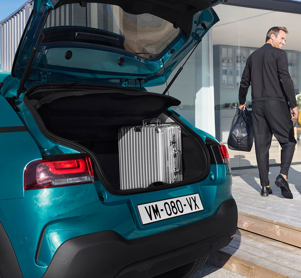 Vista de la capacidad del maletero del Citroën C4 Cactus, funcional para viajes.