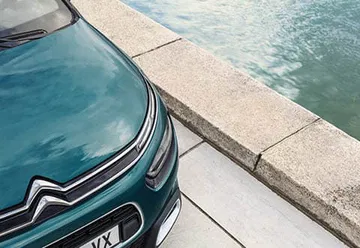Primer plano de la parrilla y ópticas delanteras del Citroën C4 Cactus.
