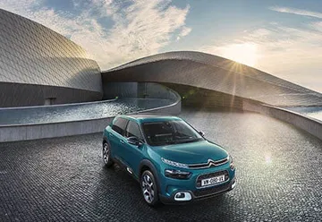 Vista dinámica del C4 Cactus destacando su diseño frontal y lateral.