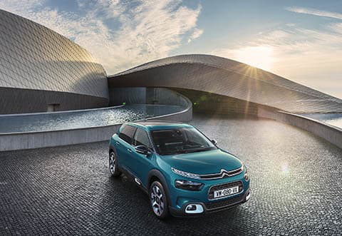 Vista dinámica del C4 Cactus destacando su diseño frontal y lateral.
