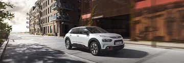 Vista lateral del Citroën C4 Cactus en ambiente urbano, destacando su diseño moderno.