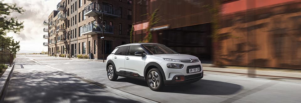 Vista lateral del Citroën C4 Cactus en ambiente urbano, destacando su diseño moderno.
