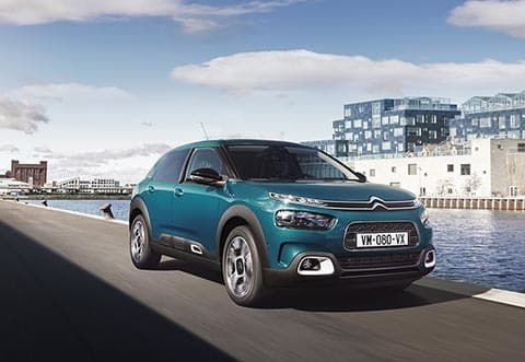 Perfil lateral del Citroën C4 Cactus en contexto urbano