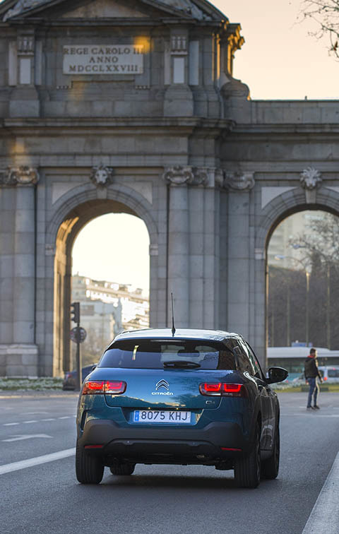 Vista trasera y lateral del Citroën C4 Cactus, destacando su diseño único.