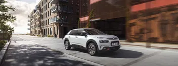 Vista dinámica del Citroën C4 Cactus en ambiente urbano.