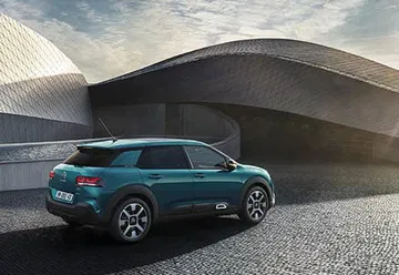 Vista trasera y lateral del Citroën C4 Cactus, destacando su diseño exclusivo.