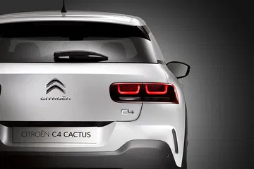 Vista trasera del Citroën C4 Cactus destacando sus innovadoras luces LED.