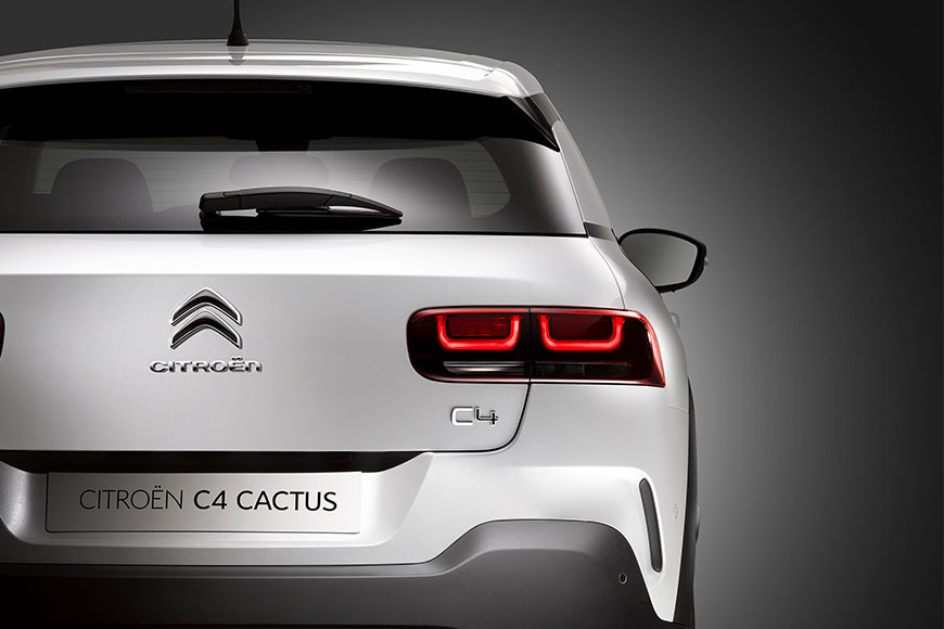 Vista trasera del Citroën C4 Cactus destacando sus innovadoras luces LED.