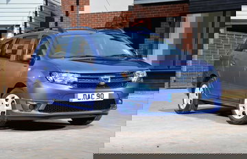Vista angular delantera del Dacia Logan MCV en color azul.
