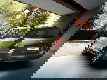 Vista trasera y lateral del Dacia Logan MCV, mostrando su diseño práctico.