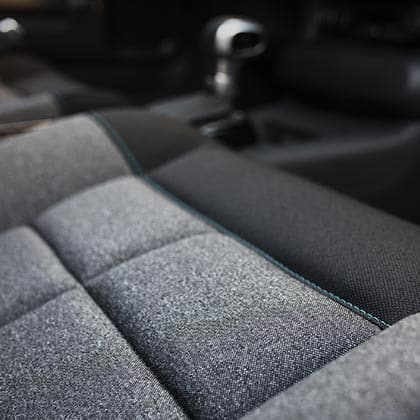 Vista cercana de la tapicería de los asientos del C4 Cactus, con costuras destacadas.