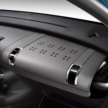 Vista de la original guantera del C4 Cactus, diseño que prioriza la simplicidad y el estilo.