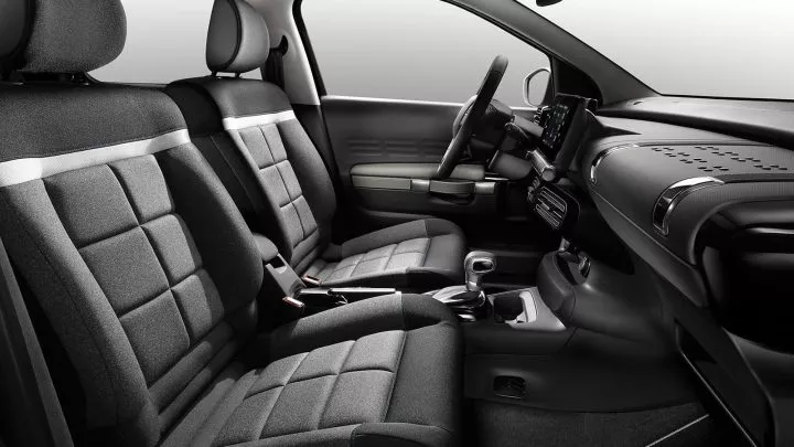 Vista interior del Citroën C4 Cactus destacando sus asientos confortables.